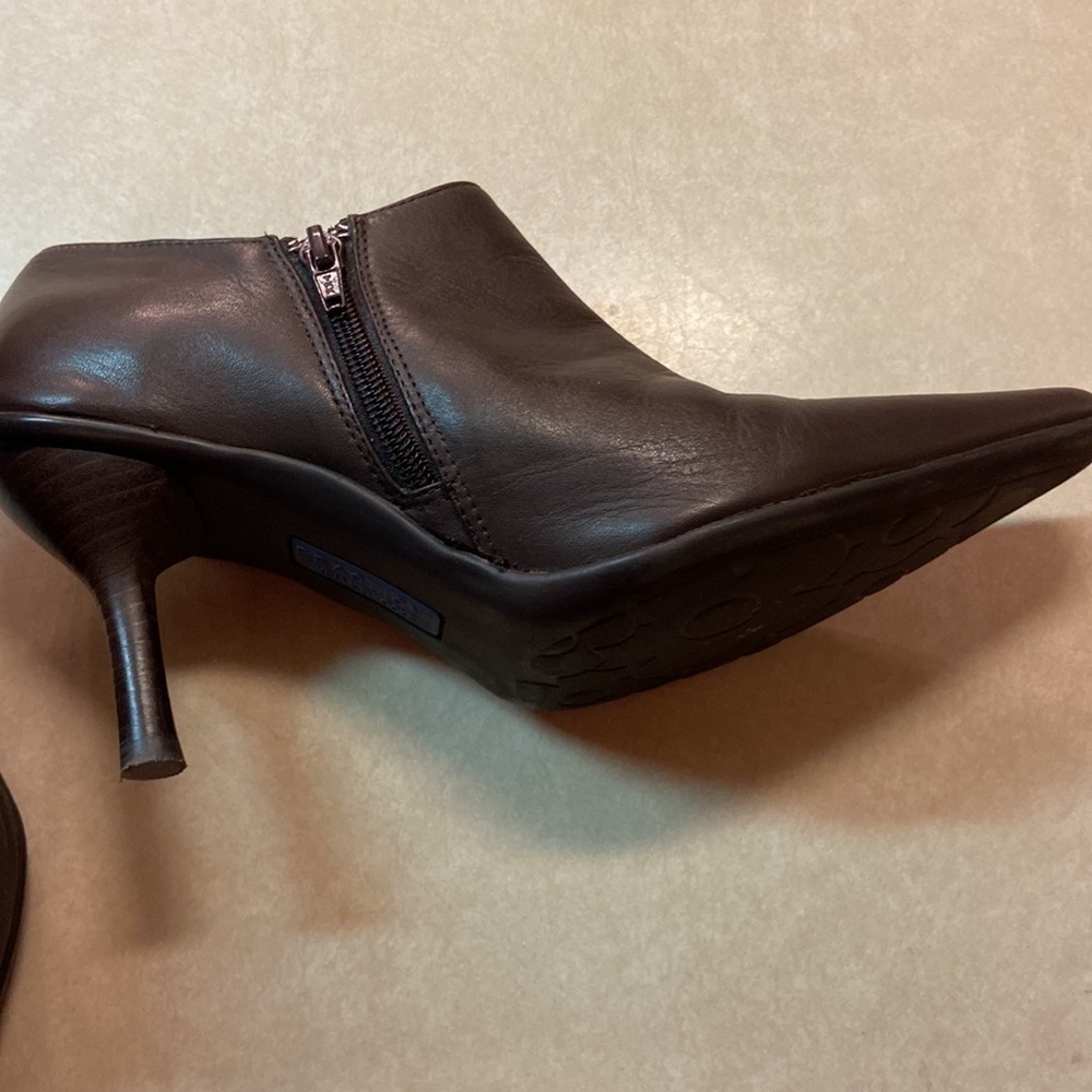 Reaction Kenneth Cole Brown Pointed Toe Heel 2.5” Ankle Bootie - Picture 2 of 14